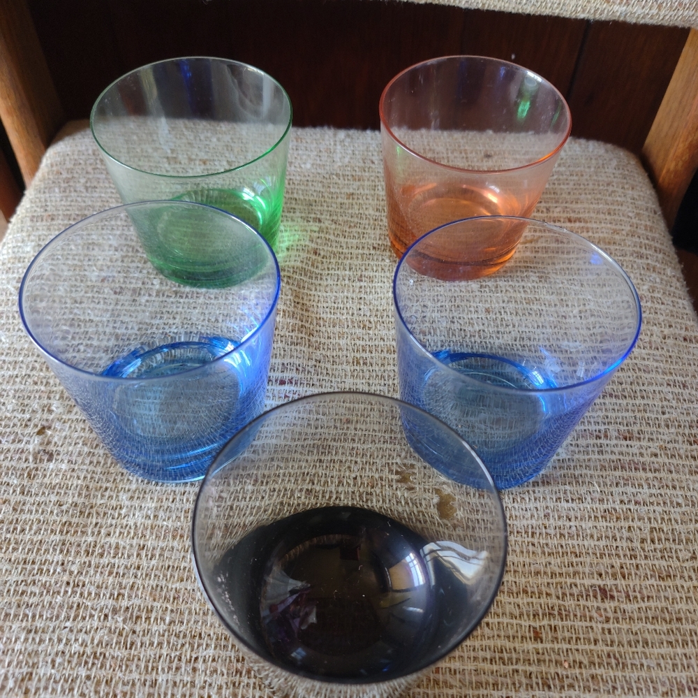 VINTAGE SET OF FIVE ASSORTED COLOR GLASS DOF GLASSES.